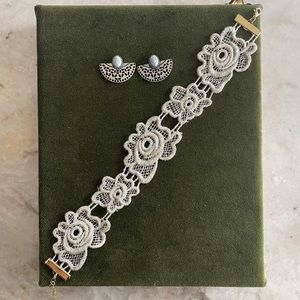 Stone like stud earrings and lace choker necklace